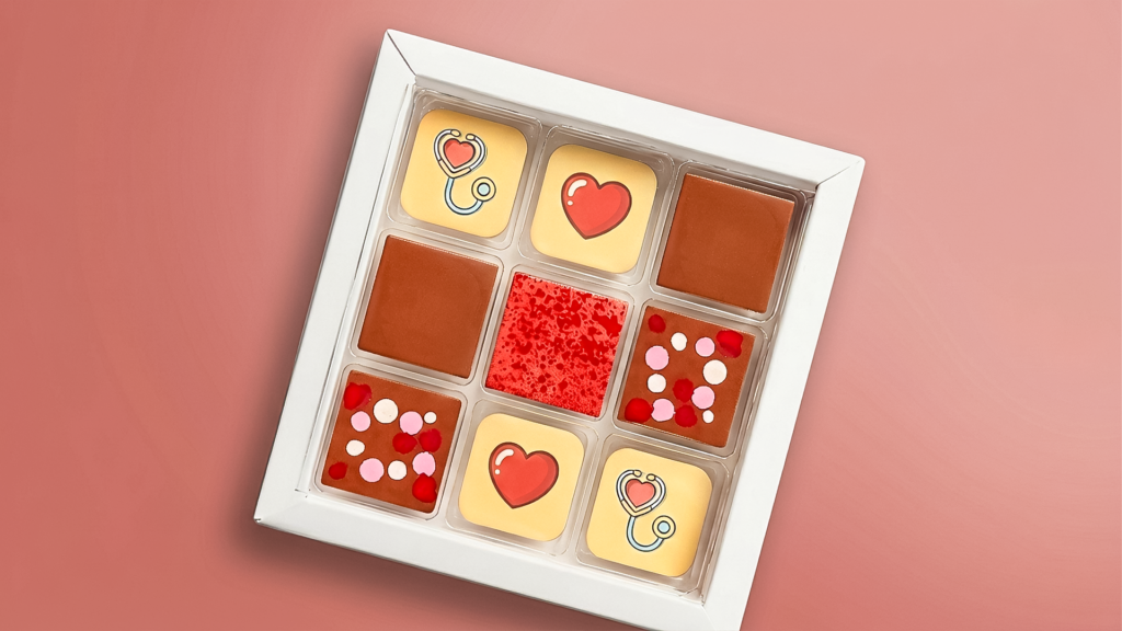 Imagem de uma caixa de bombons como brinde corporativo do Dia do Cardiologista.